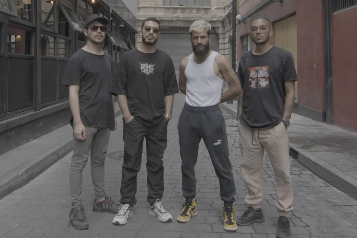 Verum West se destaca en sus composiciones por explorar y a veces abusar del sonido del progressive metalcore. La estridencia no se hace extrañar en las partes más contundentes y pesadas de la canción explorando riffs y acordes muy particulares - Foto: Verum West