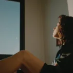 La canción es la definición precisa de lo que significa el dreampop de Atalhos, tanto en la letra como en los elementos como la batería pujante como si fuera una recta de una autopista, las guitarras llenas de reverb, sintetizadores y teclados van formando nubes en la imaginación - Foto: Atalhos