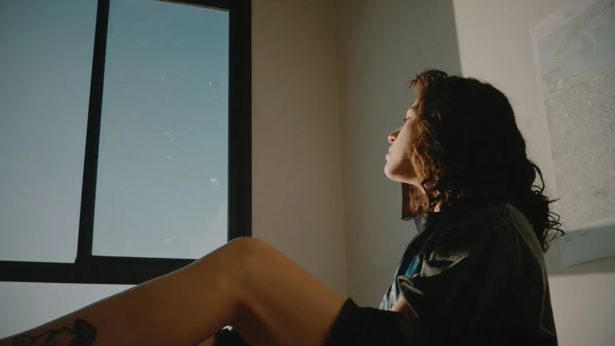 La canción es la definición precisa de lo que significa el dreampop de Atalhos, tanto en la letra como en los elementos como la batería pujante como si fuera una recta de una autopista, las guitarras llenas de reverb, sintetizadores y teclados van formando nubes en la imaginación - Foto: Atalhos