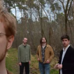 El proyecto se presenta actualmente como un quinteto y cuenta con excelentes músicos de la escena Colombo Alemana. El sonido de Carambolo surge desde el 2024 de dos guitarras (Óscar Mosquera y Felipe Suárez León), bajo eléctrico (Max Schroth), batería (Jakob Dinnebier), sintetizador y voz (Antonio García Hosie) - Foto: Carambolo