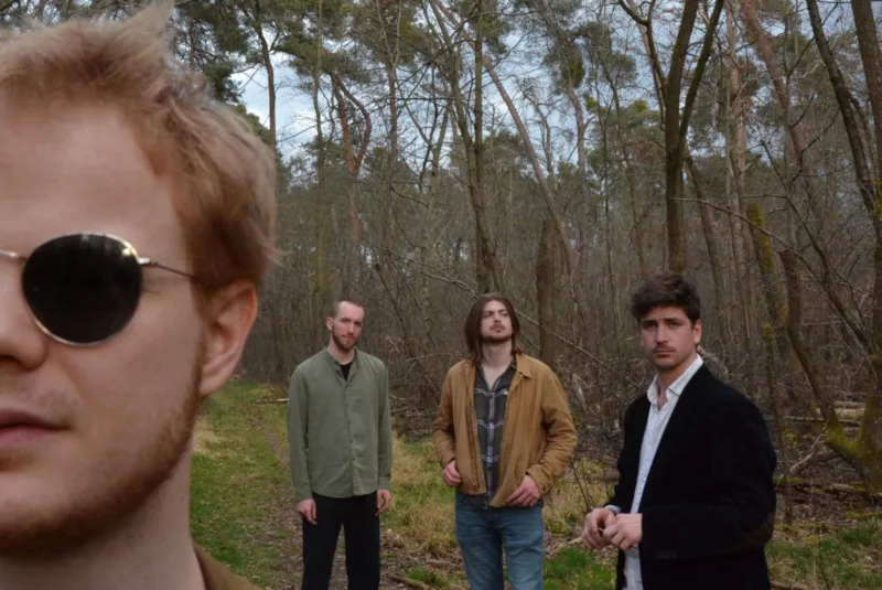 El proyecto se presenta actualmente como un quinteto y cuenta con excelentes músicos de la escena Colombo Alemana. El sonido de Carambolo surge desde el 2024 de dos guitarras (Óscar Mosquera y Felipe Suárez León), bajo eléctrico (Max Schroth), batería (Jakob Dinnebier), sintetizador y voz (Antonio García Hosie) - Foto: Carambolo