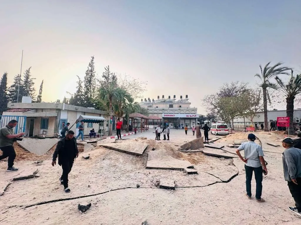 Organizaciones como la Organización Mundial de la Salud han expresado su alarma por los ataques a instalaciones médicas, recordando que los hospitales están protegidos por el derecho internacional humanitario. Foto: X/@MirasMotherGaza