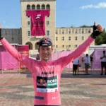Primož Roglič, del equipo Red Bull-BORA-hansgrohe, demostró su experiencia y consistencia al finalizar segundo en la etapa, lo que le permitió arrebatar la maglia rosa al danés Mads Pedersen, quien había liderado tras la primera etapa - Foto: X/@RBH_ProCycling