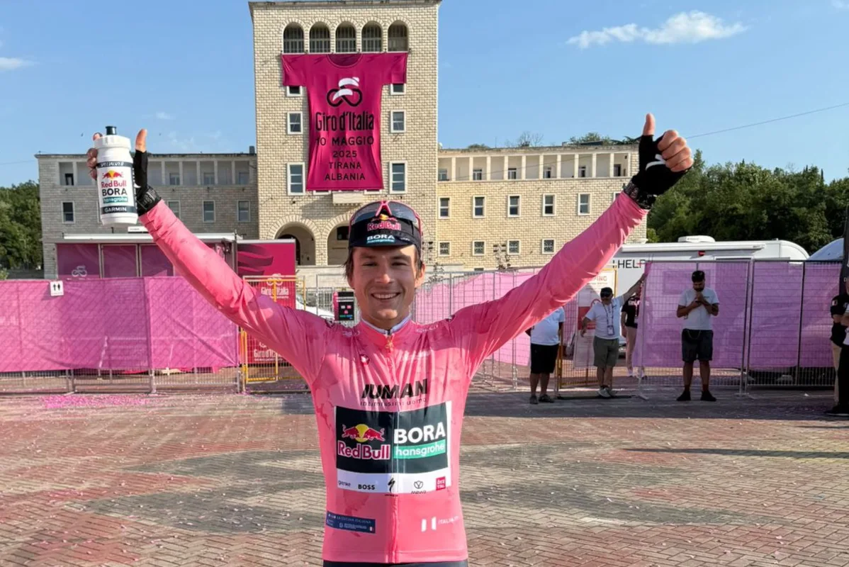 Primož Roglič, del equipo Red Bull-BORA-hansgrohe, demostró su experiencia y consistencia al finalizar segundo en la etapa, lo que le permitió arrebatar la maglia rosa al danés Mads Pedersen, quien había liderado tras la primera etapa - Foto: X/@RBH_ProCycling