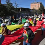 La movilización fue encabezada por sectores afines al Movimiento al Socialismo (MAS), especialmente provenientes de regiones rurales e indígenas. Los manifestantes marcharon hacia la sede del Tribunal Supremo Electoral (TSE), portando banderas multicolores y coreando consignas en favor de Morales - Foto: postep.org