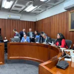 En su cuenta de X, Lozano ha compartido que la Comisión Cuarta sesiona con presencia del Gobierno, centrales obreras y gremios, destacando que no hay tiempo que perder para aprobar la reforma laboral - Foto: X/@AngelicaLozanoC