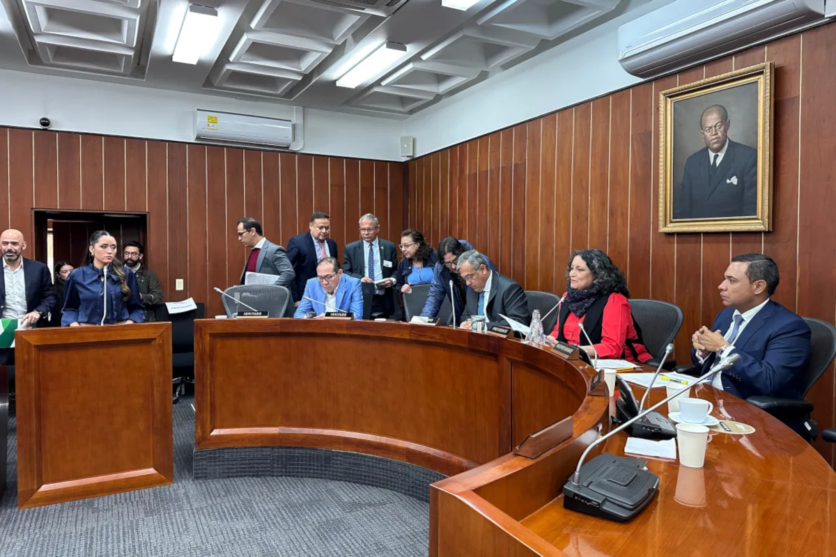 En su cuenta de X, Lozano ha compartido que la Comisión Cuarta sesiona con presencia del Gobierno, centrales obreras y gremios, destacando que no hay tiempo que perder para aprobar la reforma laboral - Foto: X/@AngelicaLozanoC