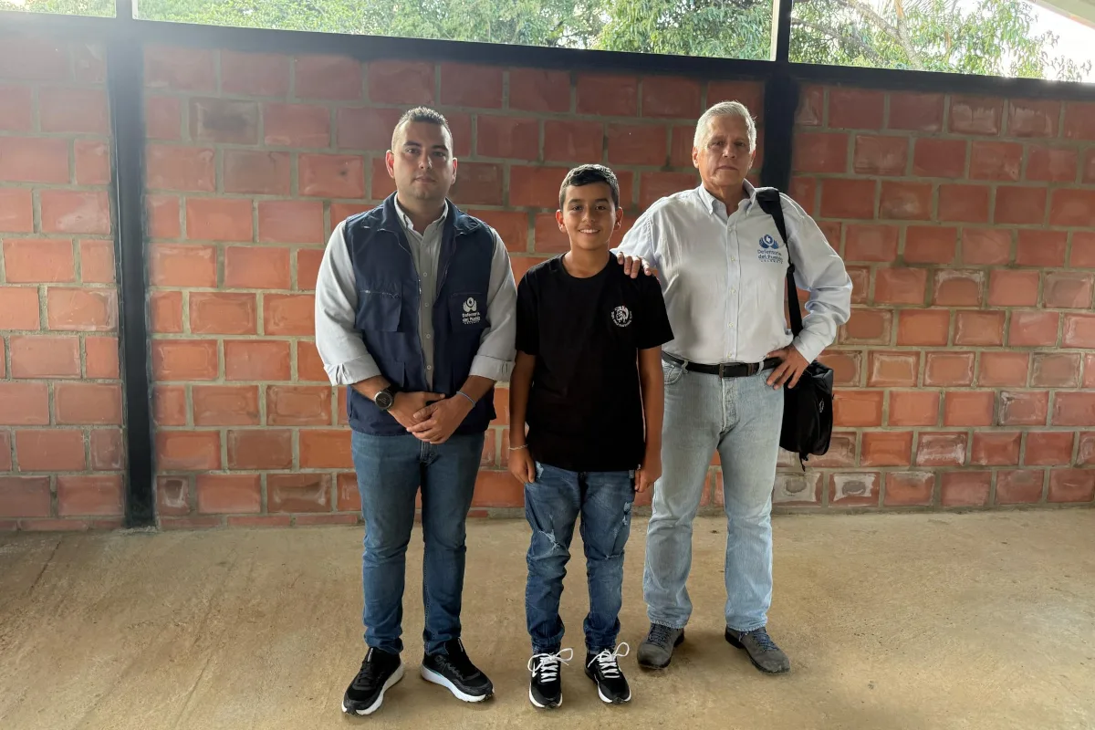 Las primeras imágenes tras la liberación muestran a Lyan José sereno y en compañía de sus familiares, bajo custodia de las autoridades - Foto: X/@DefensoriaCol