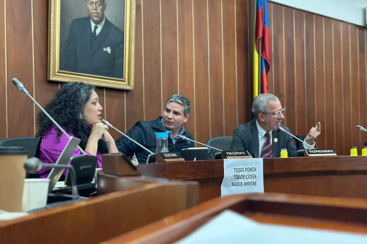 Tanto la presidenta de la Comisión IV, Angélica Lozano, como el Ministro del Interior, Armando Benedetti, celebraron la aprobación. Por su parte, congresistas del Centro Democrático criticaron la aprobación de la reforma y acusaron a Lozano de violar los acuerdos - Foto: X/@johnjairoroldan