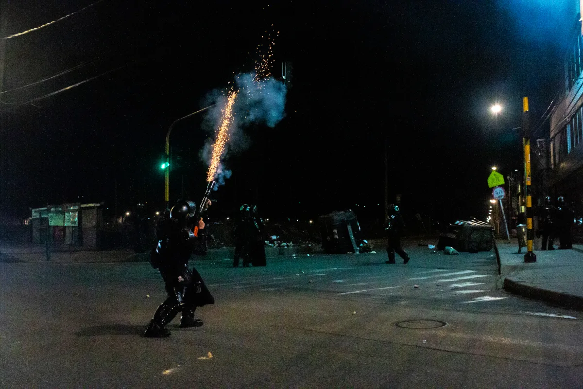 Una nueva noche de enfrentamientos entre la UNDMO y los encapuchados se vivió alrededor del CAI La Gaitana, el 27 de mayo - Foto: Esteban Pérez