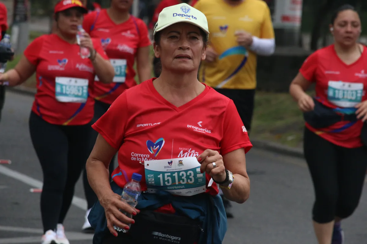 Miles de corredoras que vienen realizando los recorridos de 5 kilómetros y 10 kilómetros en la prueba deportiva, tendrán la oportunidad de probar este año un nuevo escalón antes de asumir los 21 kilómetros, distancia que ofrece la Carrera de la Mujer desde el año 2023 - Foto: Archivo/Ronald Cano