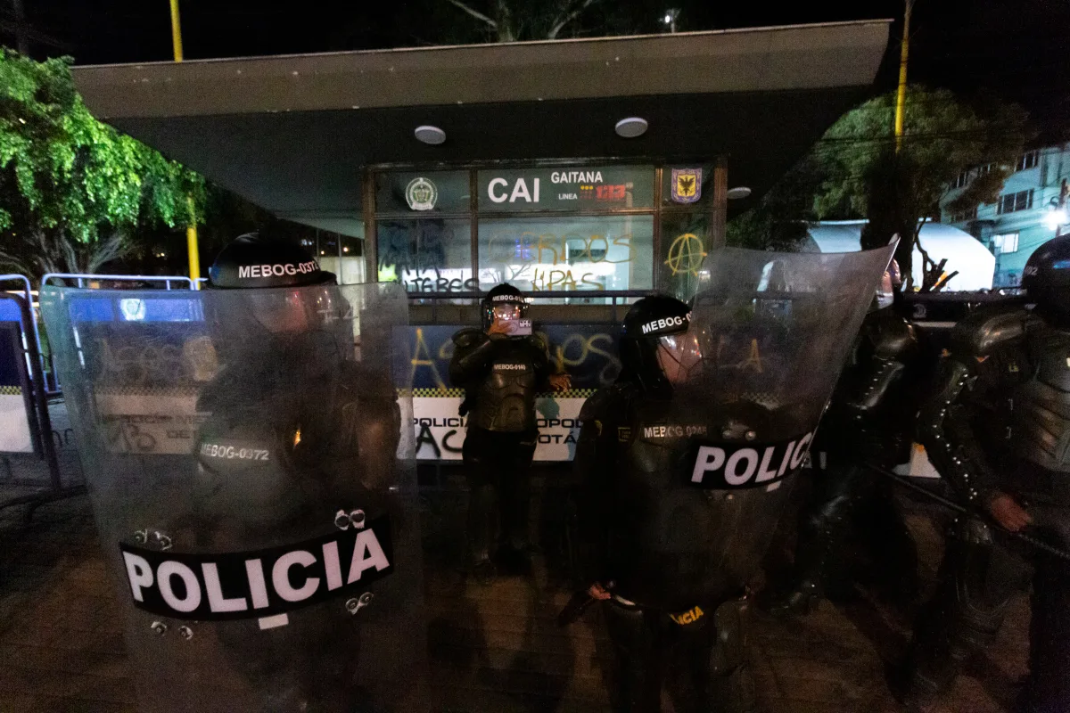 La noticia de su fallecimiento generó una ola de indignación en la comunidad, que se manifestó con protestas en las inmediaciones del CAI de La Gaitana. Los manifestantes exigían justicia y esclarecimiento de los hechos, considerando el incidente como un caso de abuso de autoridad - Foto: Esteban Pérez