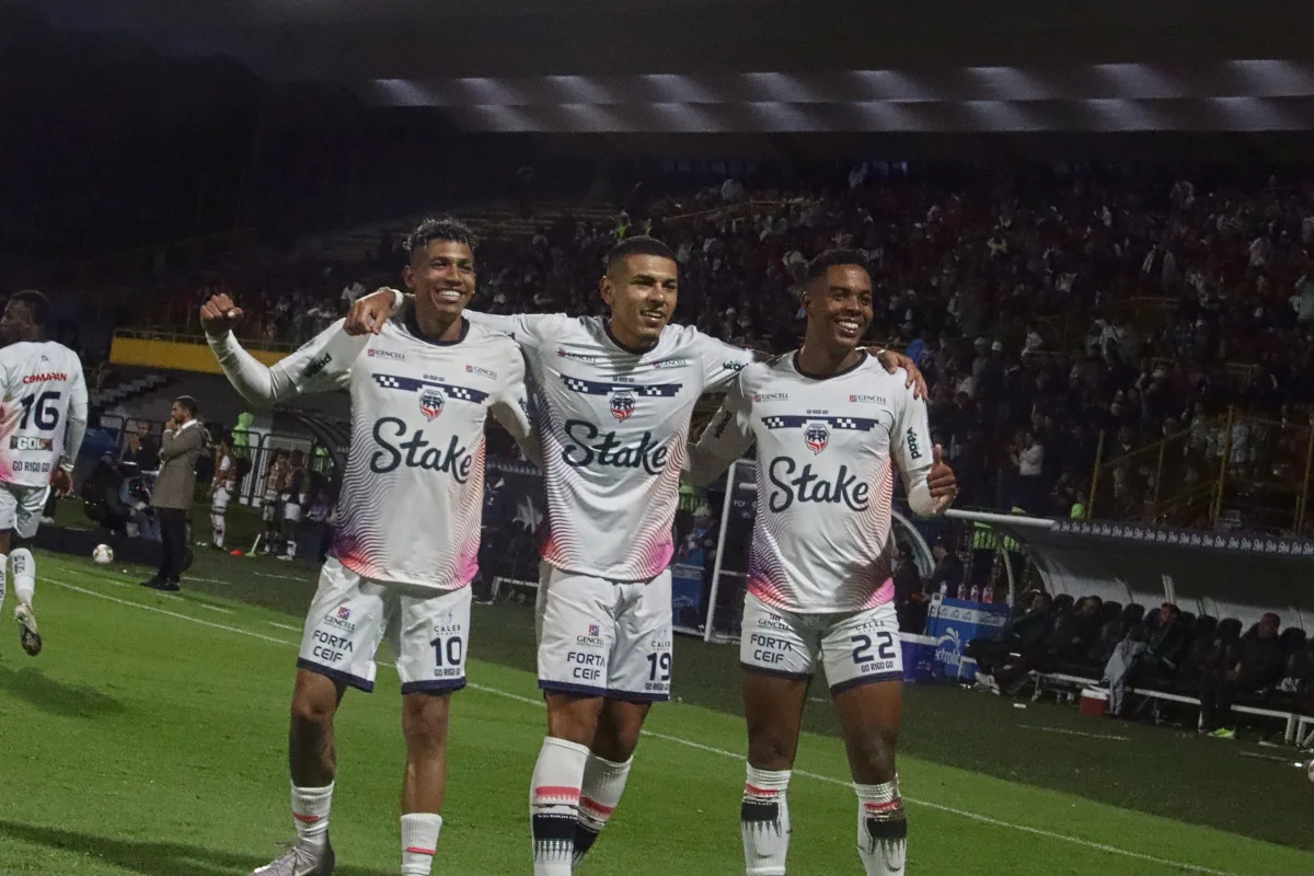 Luis Sánchez, Emilio Aristizábal y David Camacho fueron los protagonistas de la noche al marcar cuatro tantos que refrescan el ánimo de los amix - Foto: Ronald Cano