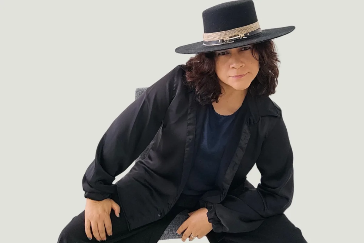 Musicalmente, 'Espejo Digital' combina matices del synth pop con la esencia indie y el sonido pop rock que caracteriza a Karen Rod. Su intención, sin embargo, va más allá de un estilo: busca crear una obra atemporal que resista a las modas y permita al oyente regresar a ella como a un refugio - Foto: Karen Rod