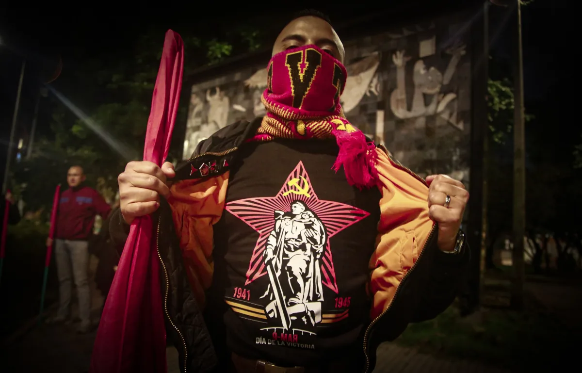 El Día de la Victoria, conmemorado cada 9 de mayo, marca la rendición incondicional de la Alemania nazi ante la Unión Soviética al final de la Segunda Guerra Mundial en Europa, en 1945. Esta fecha es especialmente significativa en países de la antigua URSS, como Rusia, Bielorrusia, Kazajistán y otras naciones exsoviéticas, donde representa el sacrificio y la victoria del pueblo soviético en lo que se conoce como la "Gran Guerra Patria" - Foto: Paula D'Pablos