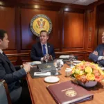 Mike Waltz (en el centro) será reemplazado como asesor de seguridad, por Marco Rubio(izquierda). Trump le cobra el precio político del denominado "Signalgate" - Foto: La Casa Blanca