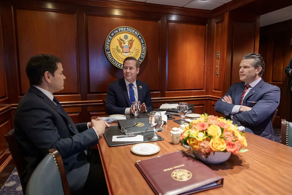 Mike Waltz (en el centro) será reemplazado como asesor de seguridad, por Marco Rubio(izquierda). Trump le cobra el precio político del denominado "Signalgate" - Foto: La Casa Blanca