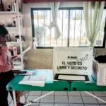 El Instituto Nacional Electoral (INE) enfrenta desafíos significativos en la organización de estos comicios, debido a recortes presupuestales del 50% y limitaciones de tiempo. A pesar de ello, logró instalar más de 84,000 casillas y garantizar los insumos para más de 90 millones de votantes - Foto: INE