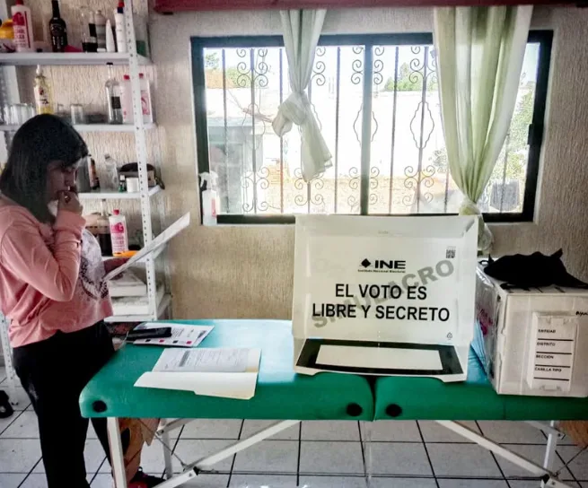 El Instituto Nacional Electoral (INE) enfrenta desafíos significativos en la organización de estos comicios, debido a recortes presupuestales del 50% y limitaciones de tiempo. A pesar de ello, logró instalar más de 84,000 casillas y garantizar los insumos para más de 90 millones de votantes - Foto: INE