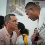 Luego de hablar cara a cara en privado con las víctimas, con el propósito de pedirles perdón por los hechos de los cuales se responsabilizó ante la justicia, Veloza aseguró que el grupo armado ilegal que comandó se equivocó y añadió que “hicimos una guerra injusta donde el pueblo fue el que perdió (…) más de un 90% de las personas que murieron en la guerra no tenían ningún nexo con la guerrilla, ni con el conflicto” - Foto: Unidad para las Víctimas