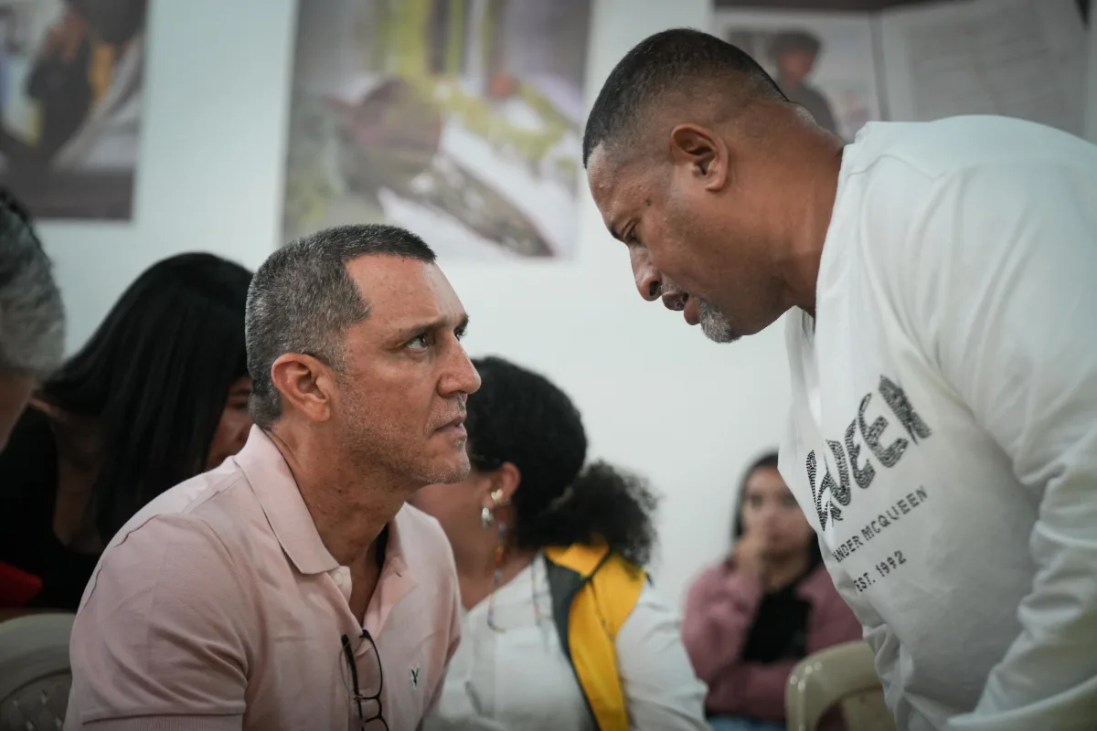 Luego de hablar cara a cara en privado con las víctimas, con el propósito de pedirles perdón por los hechos de los cuales se responsabilizó ante la justicia, Veloza aseguró que el grupo armado ilegal que comandó se equivocó y añadió que “hicimos una guerra injusta donde el pueblo fue el que perdió (…) más de un 90% de las personas que murieron en la guerra no tenían ningún nexo con la guerrilla, ni con el conflicto” - Foto: Unidad para las Víctimas