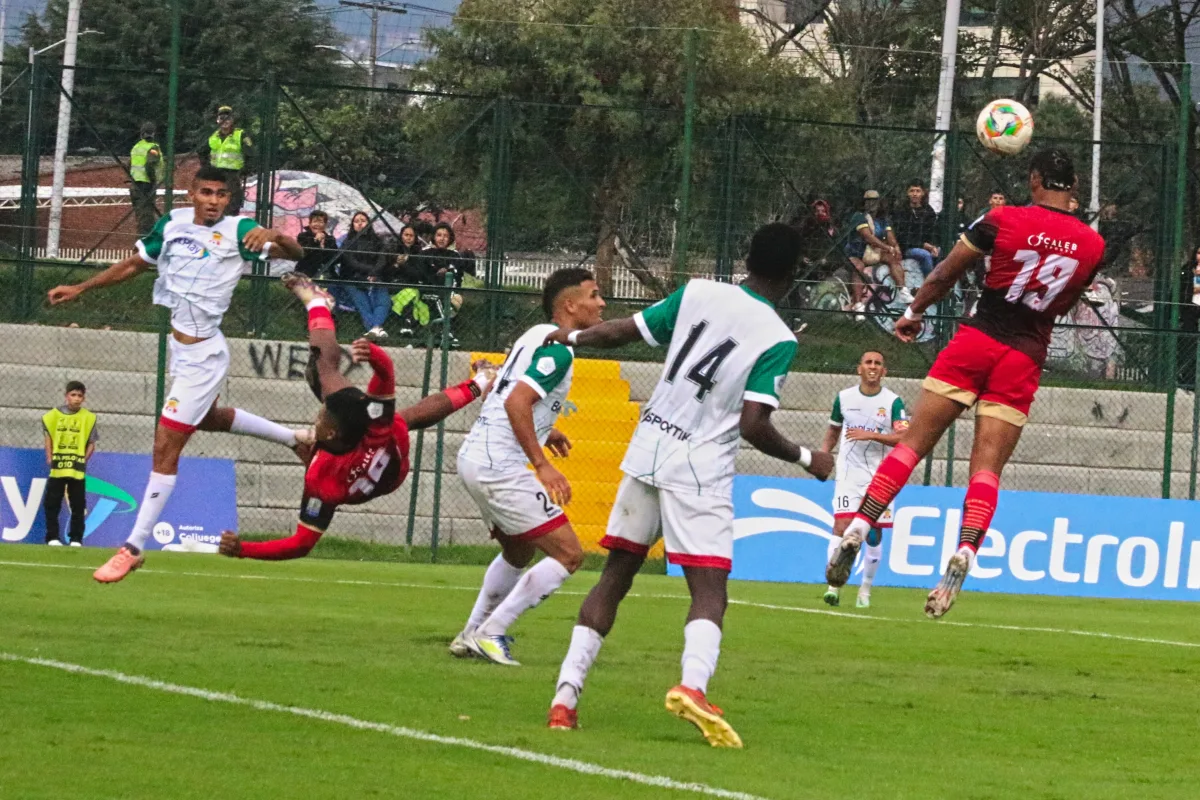 Aunque ambos equipos no tenían nada que perder, dieron un buen espectáculo futbolístico aunque pocos goles - Foto: Ronald Cano