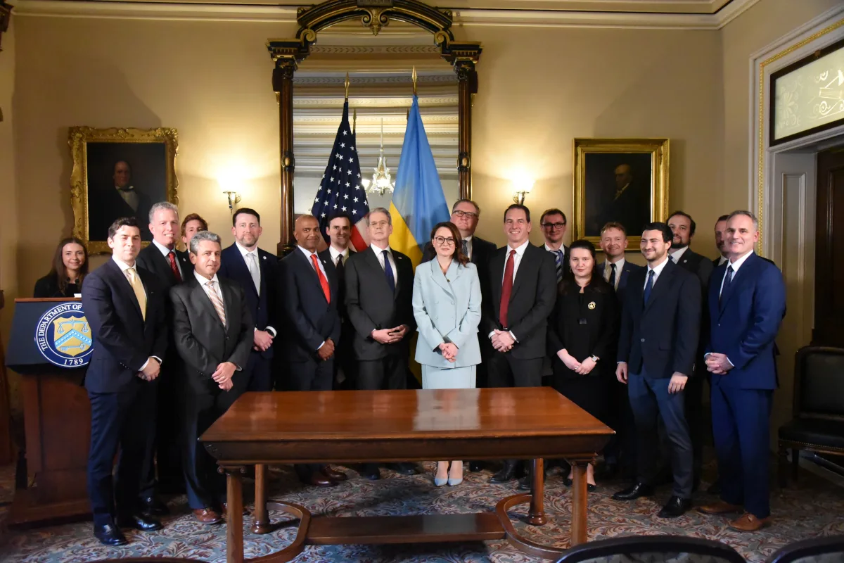 El gobierno ucraniano en cabeza de la ministra de economía Yulia Svyrydenko firmó un acuerdo estratégico con el secretario de energía de Estados Unidos, Rick Perry - Foto: X/@Svyrydenko_Y