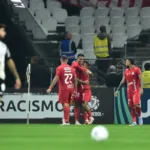 América no demoró en empatar y al minuto 46, aprovechando un tiro de esquina que fue cobrado en corto, para centrar al área, Sebastián Navarro anotó para los colombianos - Foto: X/@Sudamericana