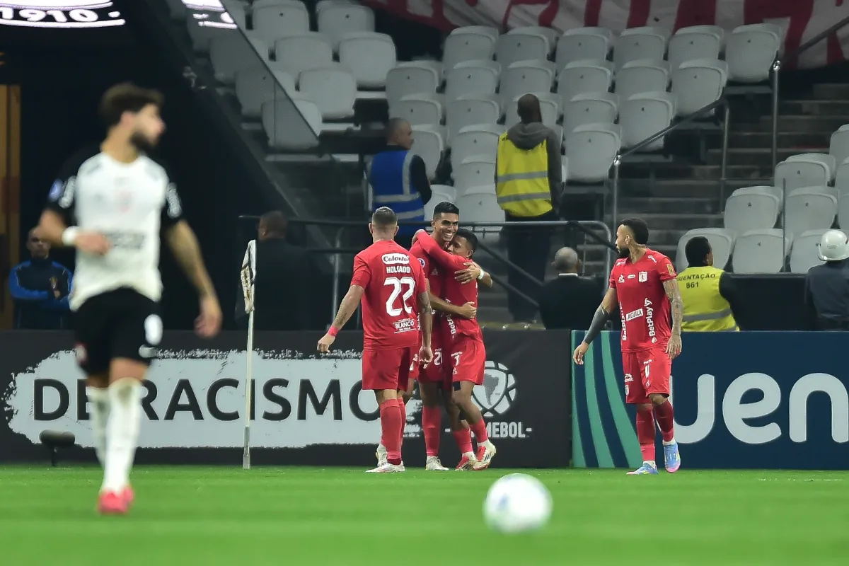 América no demoró en empatar y al minuto 46, aprovechando un tiro de esquina que fue cobrado en corto, para centrar al área, Sebastián Navarro anotó para los colombianos - Foto: X/@Sudamericana