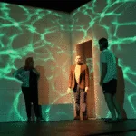 El montaje es una experiencia escénica que cuestiona lo que vemos, lo que creemos ver y lo que tememos. Como lo señala el investigador teatral Fabrice Corrons, es un ejemplo del llamado “teatro del dispositivo”, que interpela al espectador y lo involucra activamente en el juicio moral que plantea la historia - Foto: CNA