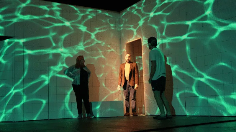 El montaje es una experiencia escénica que cuestiona lo que vemos, lo que creemos ver y lo que tememos. Como lo señala el investigador teatral Fabrice Corrons, es un ejemplo del llamado “teatro del dispositivo”, que interpela al espectador y lo involucra activamente en el juicio moral que plantea la historia - Foto: CNA