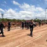 El impacto del misil dejó un cráter de varios metros de diámetro cerca de la Terminal 3 del aeropuerto, causando daños en una carretera y un vehículo cercano. A pesar de la gravedad del incidente, las operaciones aéreas se reanudaron aproximadamente 30 minutos después del ataque - Foto: X/@ahmedversi