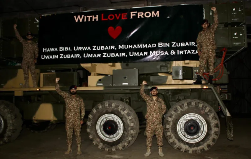 Durante la operación "Bunyān Mārsūs", Pakistán lanzó misiles de corto alcance contra varias ciudades indias, incluyendo Nueva Delhi. Simultáneamente, se reportaron ataques con drones y artillería en las regiones fronterizas, especialmente en Cachemira - Foto: X/@muneebfaruqpak