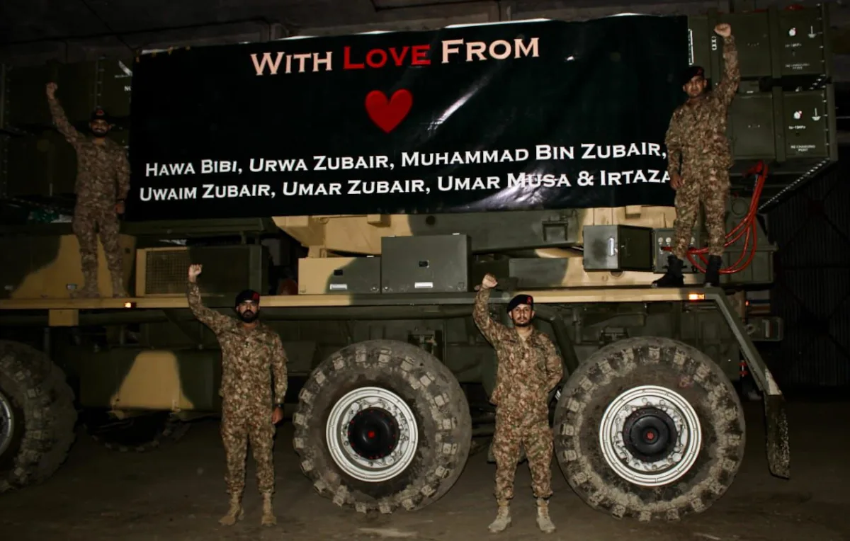 Durante la operación "Bunyān Mārsūs", Pakistán lanzó misiles de corto alcance contra varias ciudades indias, incluyendo Nueva Delhi. Simultáneamente, se reportaron ataques con drones y artillería en las regiones fronterizas, especialmente en Cachemira - Foto: X/@muneebfaruqpak