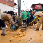 El alcalde Gutiérrez hizo un llamado a la ciudadanía para evitar arrojar basura en las quebradas, ya que esta práctica contribuye al desbordamiento de los afluentes durante las lluvias intensas - Foto: Alcaldía de Medellín