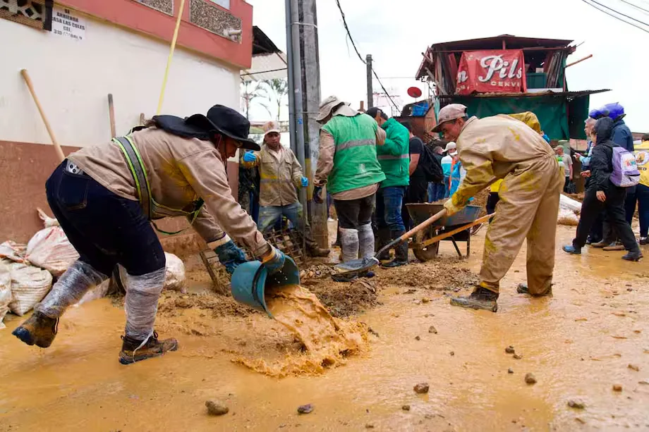 El alcalde Gutiérrez hizo un llamado a la ciudadanía para evitar arrojar basura en las quebradas, ya que esta práctica contribuye al desbordamiento de los afluentes durante las lluvias intensas - Foto: Alcaldía de Medellín