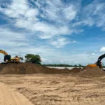 Las máquinas –retroexcavadoras, buldóceres y un vibrocompactador– operan entre ocho y diez horas diarias en la margen derecha del río Cauca. El material extraído será usado para construir y reforzar jarillones temporales en puntos críticos de inundación - Foto: UNGRD