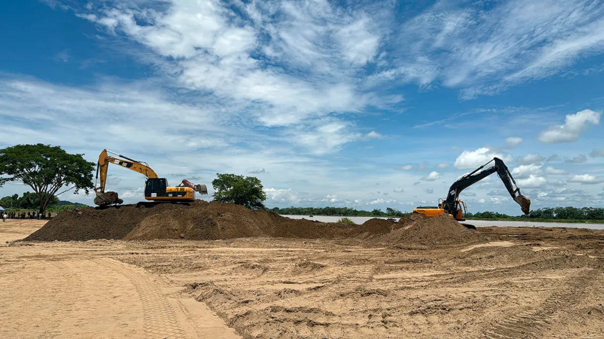 Las máquinas –retroexcavadoras, buldóceres y un vibrocompactador– operan entre ocho y diez horas diarias en la margen derecha del río Cauca. El material extraído será usado para construir y reforzar jarillones temporales en puntos críticos de inundación - Foto: UNGRD