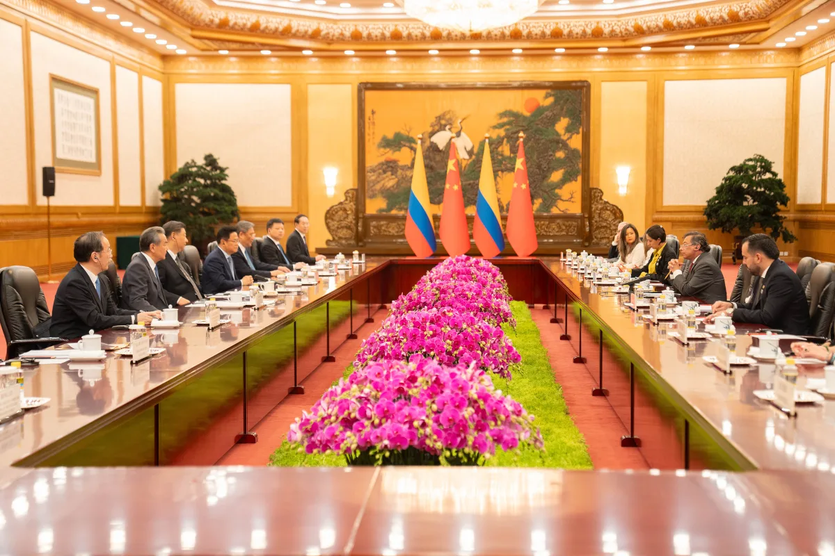 Para algunos analistas, el cambio de eje geoeconómico implicaría una reconfiguración total de la estructura productiva y comercial de Colombia. Se necesitarían nuevas alianzas, tecnología, e incluso normas sanitarias y técnicas para adaptarse al mercado chino - Foto: Presidencia