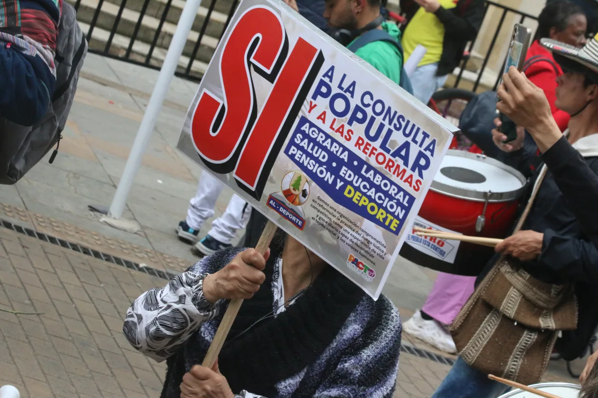 En medio de esta crisis institucional, el presidente Gustavo Petro intervino a través de redes sociales, afirmando que el pueblo colombiano debe reunirse en cabildos abiertos para deliberar y tomar decisiones sobre este tipo de reformas estructurales - Foto: Archivo/Ronald Cano
