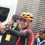 Egan Bernal, del equipo INEOS Grenadiers, llega con sed de revancha y esperanza. Tras sufrir una fractura de clavícula en la Clásica Jaén en España, muchos dudaban de su recuperación. Sin embargo, el zipaquireño ha demostrado una vez más su resiliencia, completando una preparación exigente para llegar competitivo a esta cita - Foto: Archivo/Ronald Cano