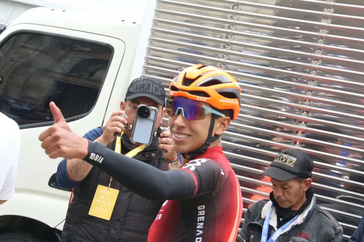 Egan Bernal, del equipo INEOS Grenadiers, llega con sed de revancha y esperanza. Tras sufrir una fractura de clavícula en la Clásica Jaén en España, muchos dudaban de su recuperación. Sin embargo, el zipaquireño ha demostrado una vez más su resiliencia, completando una preparación exigente para llegar competitivo a esta cita - Foto: Archivo/Ronald Cano