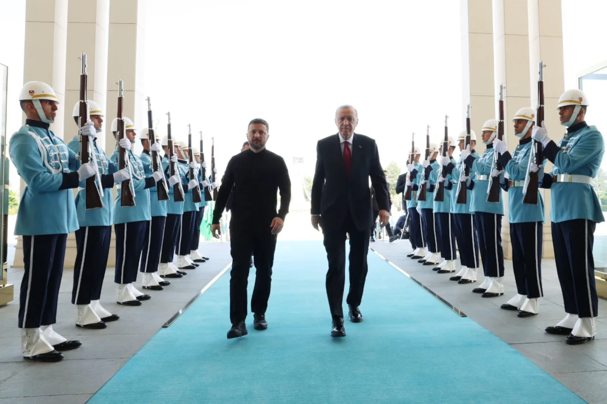 Turquía, como país miembro de la OTAN y con buenas relaciones tanto con Moscú como con Kiev, se ha posicionado desde el inicio de la invasión rusa de Ucrania en febrero de 2022 como un mediador clave en el conflicto. El presidente turco, Recep Tayyip Erdogan, ha reiterado su disposición a acoger conversaciones de paz entre Ucrania y Rusia - Foto: X/@trpresidency