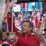 El recorrido finalizó con una declaración: “Venimos con la espada, venimos con la Guardia del Ejército Libertador, venimos con el pueblo, pero venimos desarmados. No vendremos armados otra vez, pero el pueblo vendrá por su poder” - Foto: Andrea Puente/Presidencia