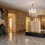 La exposición 'Gabo vive en la Casa de Nariño' incluye producciones de artistas como el fotógrafo Mauricio Vélez, y la obra 'Renacimiento de Macondo', de autoría de Juan Zuleta Márquez, forjada con la técnica de arte aplicado en acero gold, del año 2021, y que hace parte de la colección de Ricardo Quintero - Foto: Presidencia