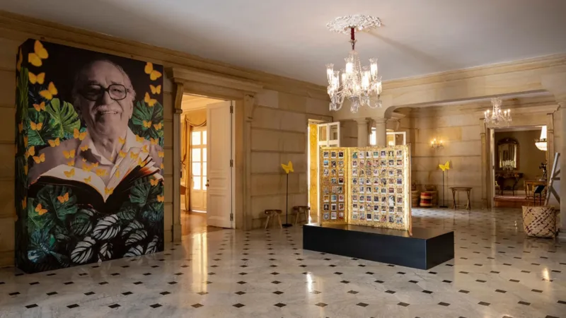 La exposición 'Gabo vive en la Casa de Nariño' incluye producciones de artistas como el fotógrafo Mauricio Vélez, y la obra 'Renacimiento de Macondo', de autoría de Juan Zuleta Márquez, forjada con la técnica de arte aplicado en acero gold, del año 2021, y que hace parte de la colección de Ricardo Quintero - Foto: Presidencia