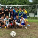 El coordinador también resaltó un aspecto que motiva especialmente a los jóvenes: “En el Galatasaray juegan actualmente tres grandes figuras colombianas: Catalina Usme, Dávinson Sánchez y Carlos Cuesta. Esto inspira aún más a los niños, al ver que compatriotas suyos están triunfando en un equipo de talla internacional.”- Foto: Cancillería