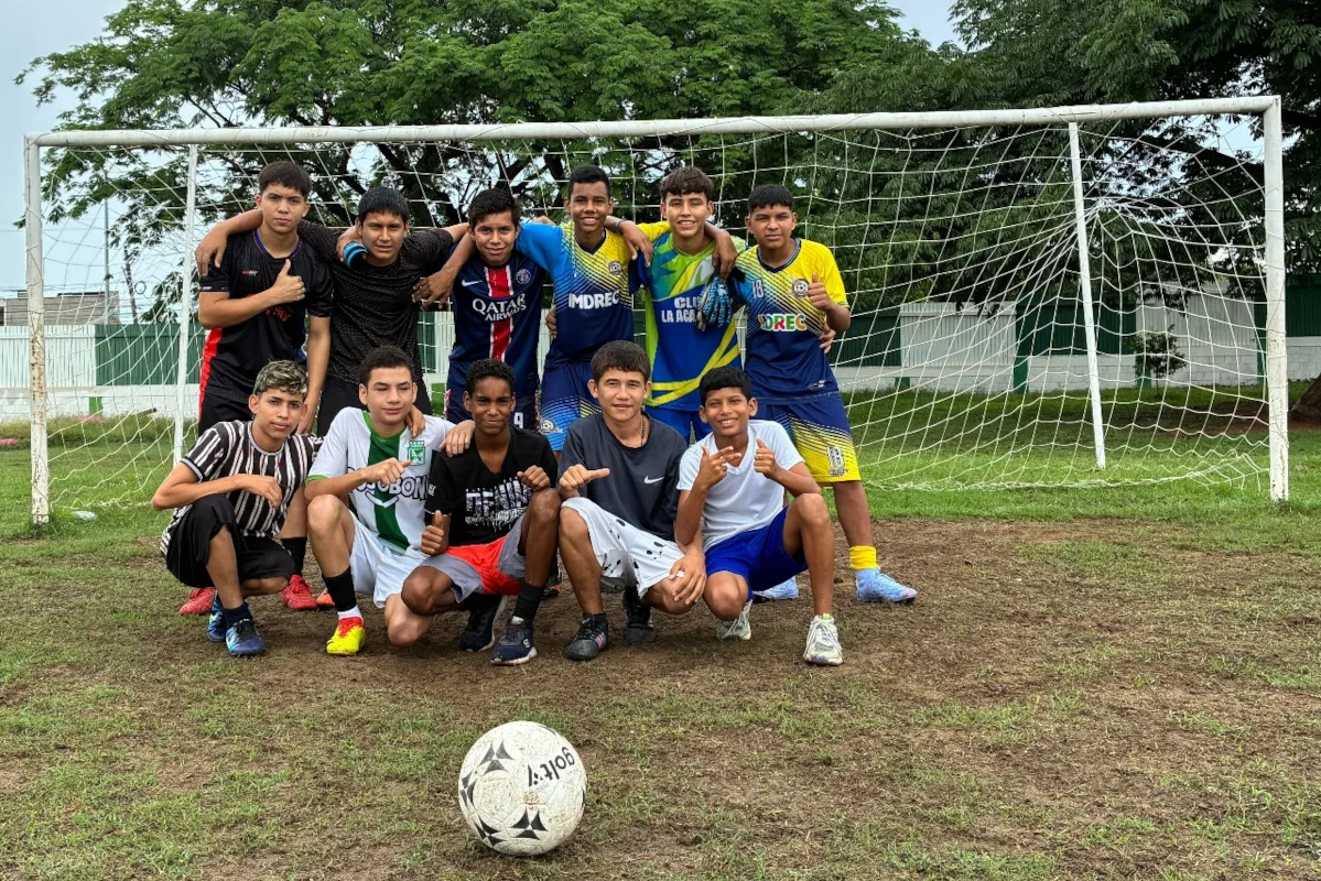 El coordinador también resaltó un aspecto que motiva especialmente a los jóvenes: “En el Galatasaray juegan actualmente tres grandes figuras colombianas: Catalina Usme, Dávinson Sánchez y Carlos Cuesta. Esto inspira aún más a los niños, al ver que compatriotas suyos están triunfando en un equipo de talla internacional.”- Foto: Cancillería