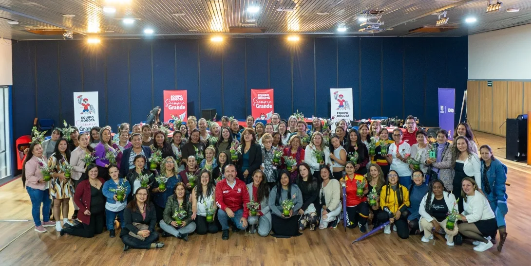 Durante la cena, el IDRD reconoció el papel fundamental de estas mujeres, cuyo compromiso y amor han sido pilares en el desarrollo deportivo y personal de sus hijos e hijas - Foto: IDRD