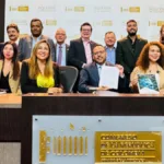 Los ministros de Ciencias, Yesenia Olaya (segunda de derecha a izquierda) y de las TIC, Julián Molina (centro) radicaron en el Congreso el proyecto de ley de Inteligencia Artificial - Foto: MinTIC